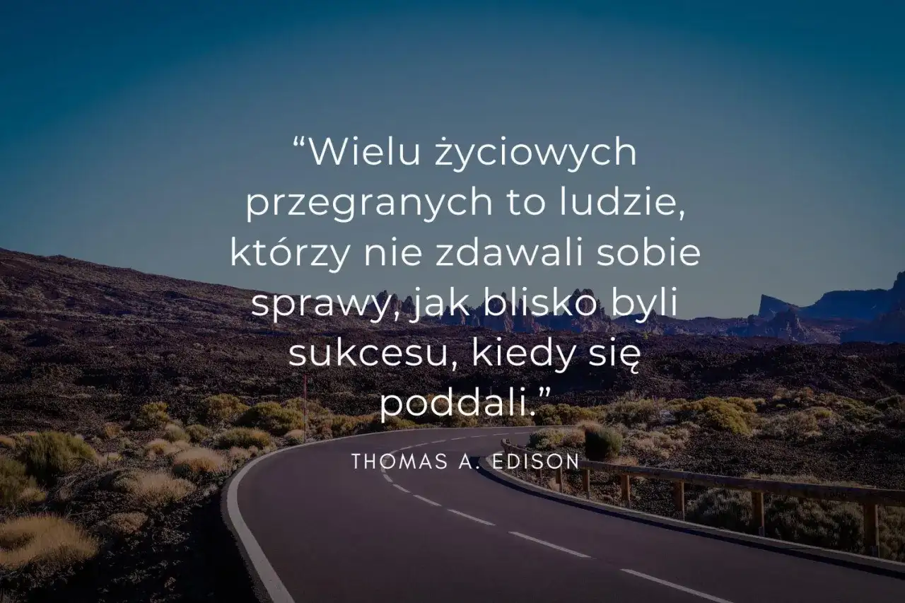 Droga przez pustynny krajobraz z cytatem Thomasa Edisona: "Wielu życiowych przegranych to ludzie, którzy nie zdawali sobie sprawy, jak blisko byli sukcesu, kiedy się poddali." To przypomnienie, co jest najważniejsze w życiu: wytrwałość.