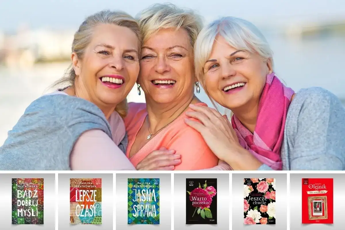 Trzy uśmiechnięte starsze panie, uosobienie tego, czym jest przyjaźń, na tle książek z inspirującymi tytułami.