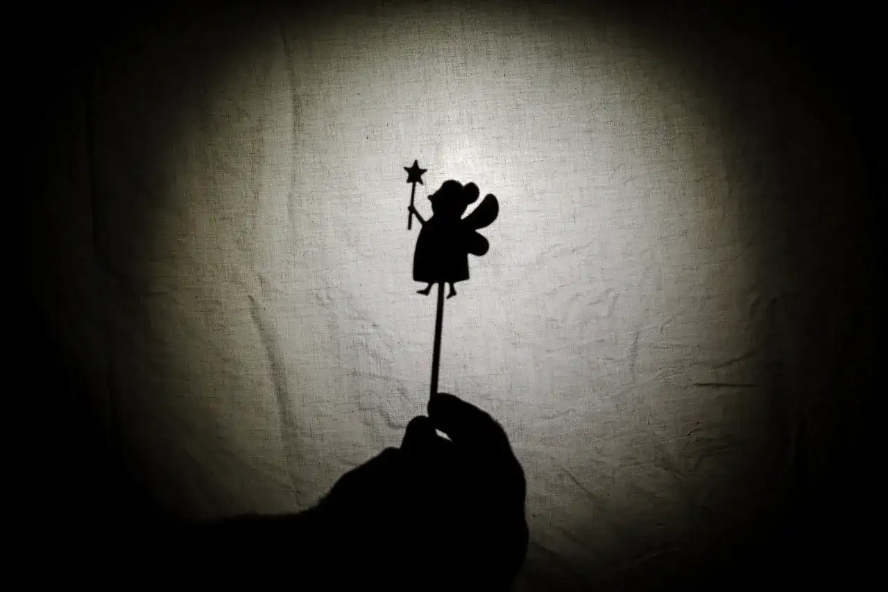 Na czym polega teatr cieni? Odkryj fascynujący świat cieni i opowieści