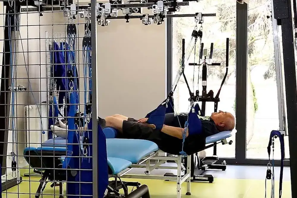 Gdzie rehabilitacja po endoprotezie stawu biodrowego? Sprawdź opcje NFZ