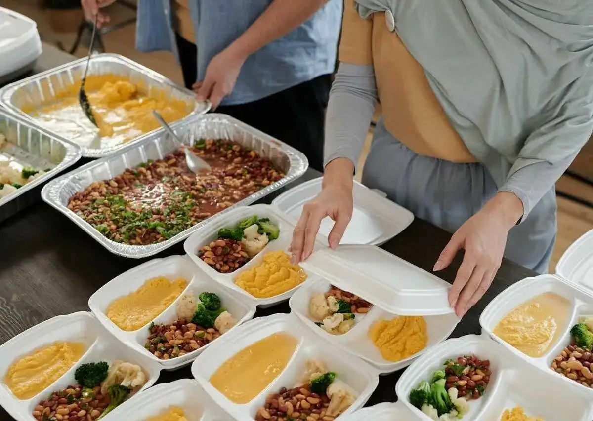 Jak wygląda praca w cateringu dietetycznym? Wyzwania i korzyści