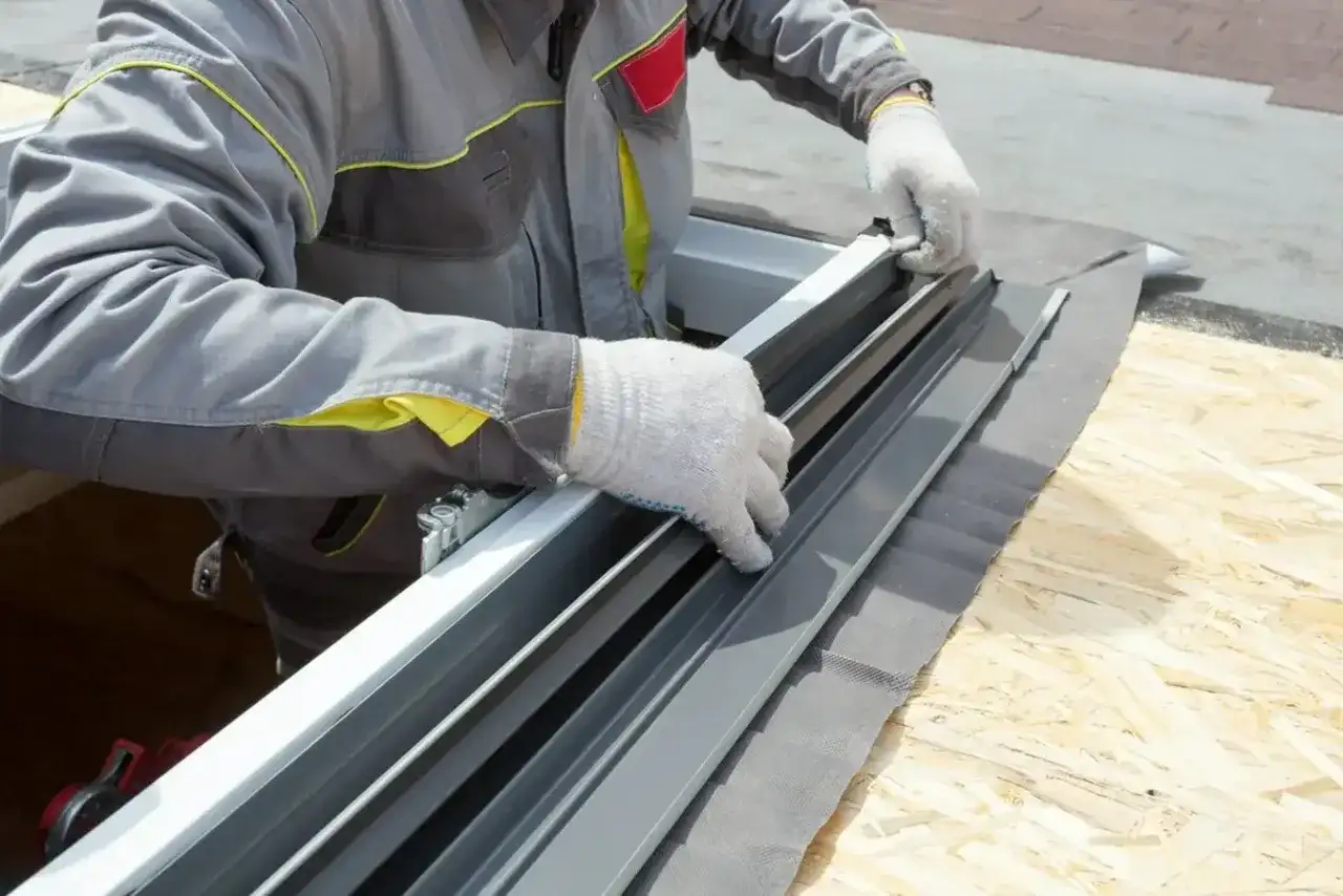 Jak uszczelnić okna dachowe? Plan działania na zacieki i przecieki