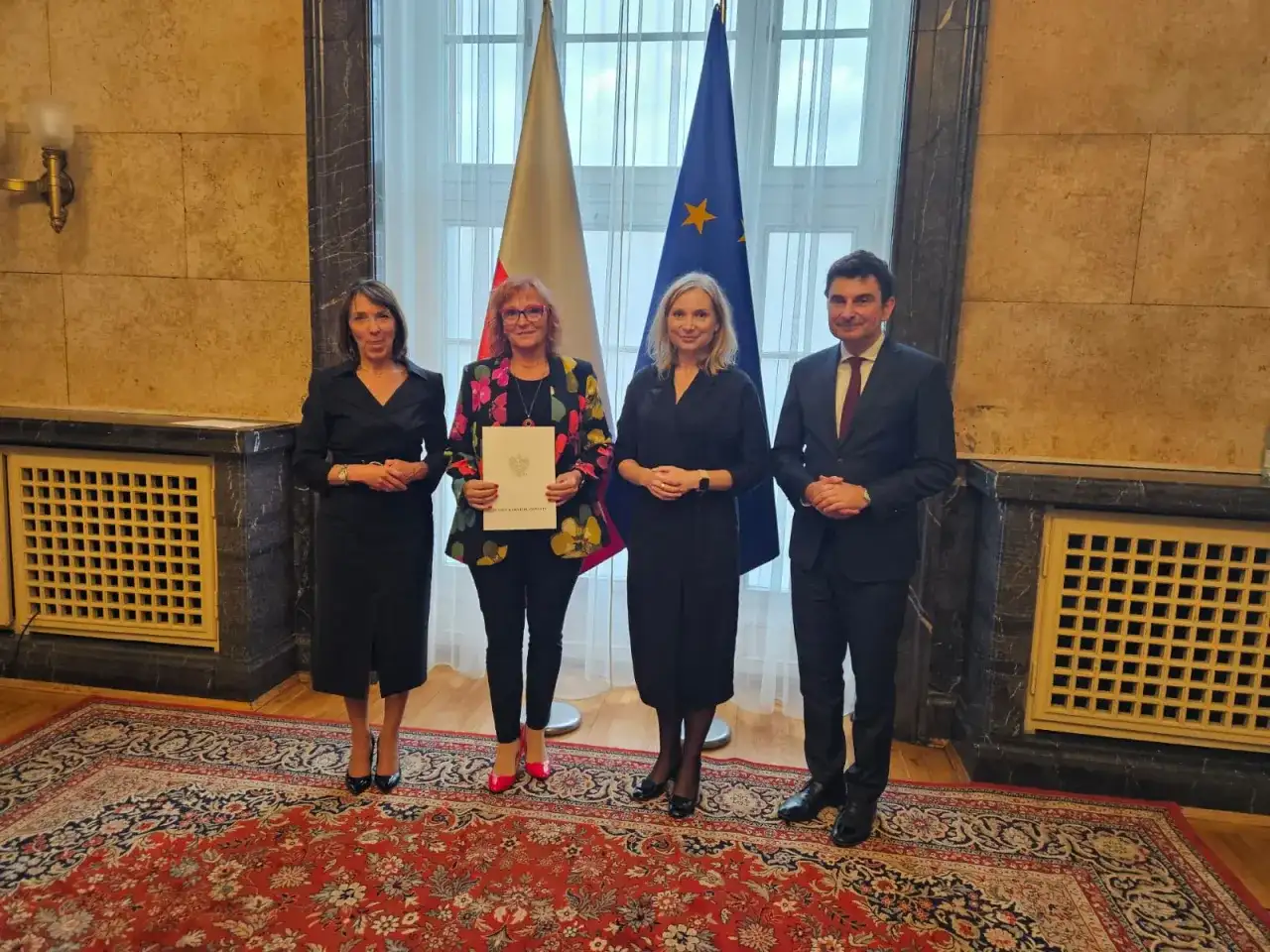 Uroczyste wręczenie dokumentu. Dowiedz się, jak napisać wniosek o nagrodę kuratora oświaty.