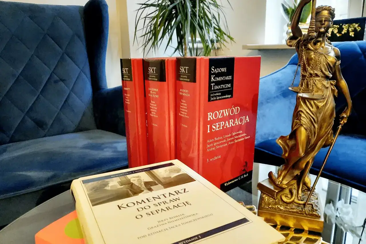 Książki o rozwodzie i separacji, w tym poradnik "Jak złożyć pozew o separację", obok Temidy.