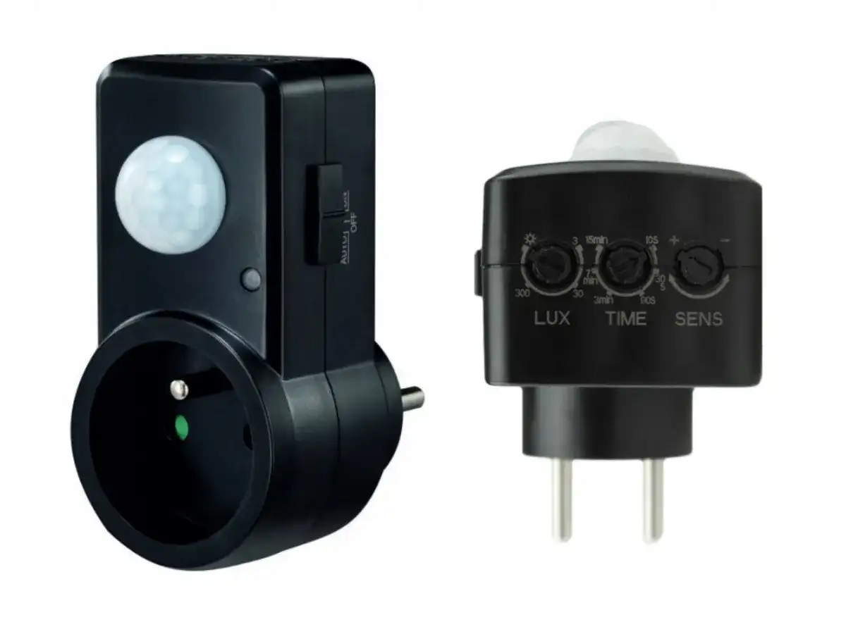 Dwa czujniki ruchu: jeden z gniazdem i przełącznikiem, drugi z 3 pokrętłami: LUX, TIME, SENS.
