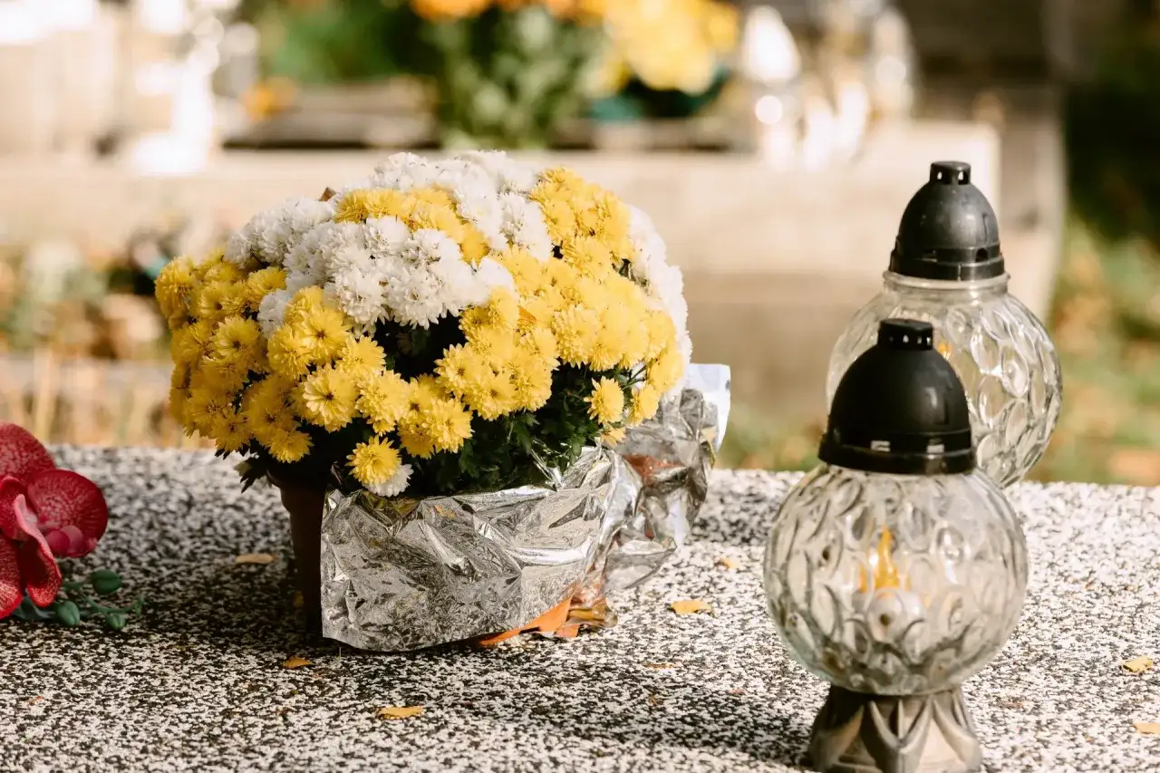 Dlaczego chryzantemy na cmentarz? Odkryj ich symbolikę i znaczenie