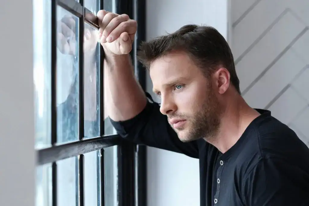 Sennik obcy mężczyzna w domu: Co naprawdę oznacza ten niepokojący sen