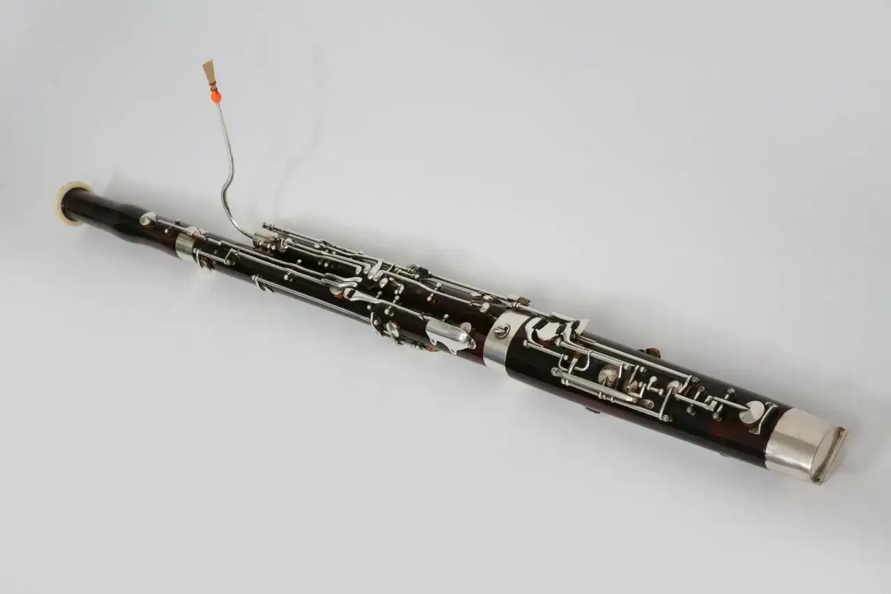 Fagot, jeden z instrumentów dętych drewnianych, z charakterystycznym ustnikiem.