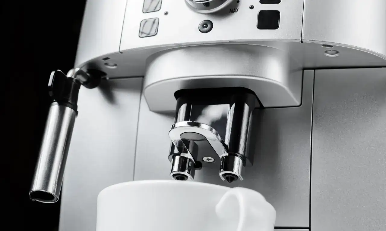 Jak wyczyścić ekspres do kawy De’Longhi, aby uniknąć problemów z kawą