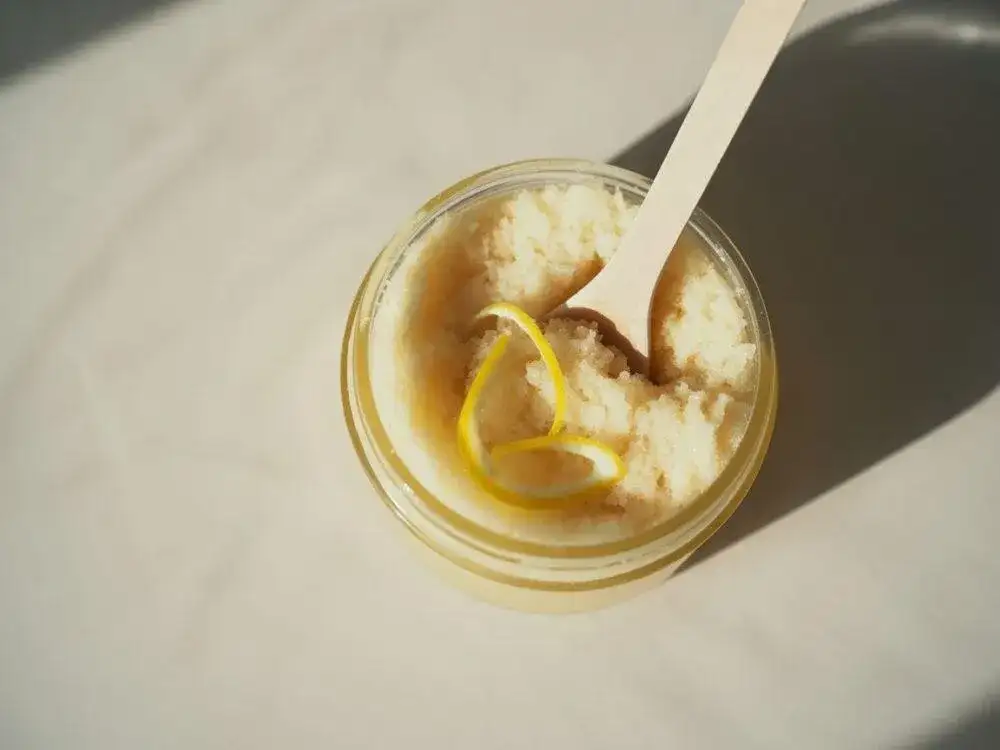 Twój peeling cukrowy DIY: Gładka skóra z kuchni w 5 minut!