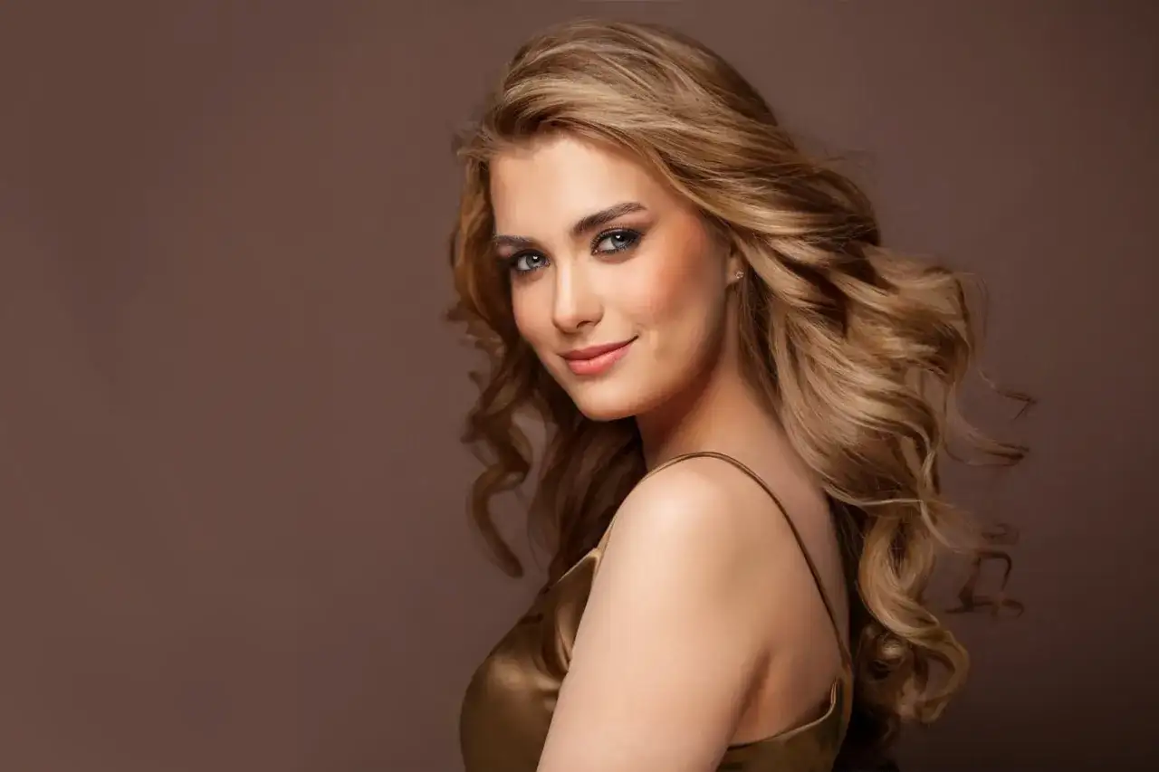 Modne fryzury 2025: Trendy i jak dopasować uczesanie do siebie