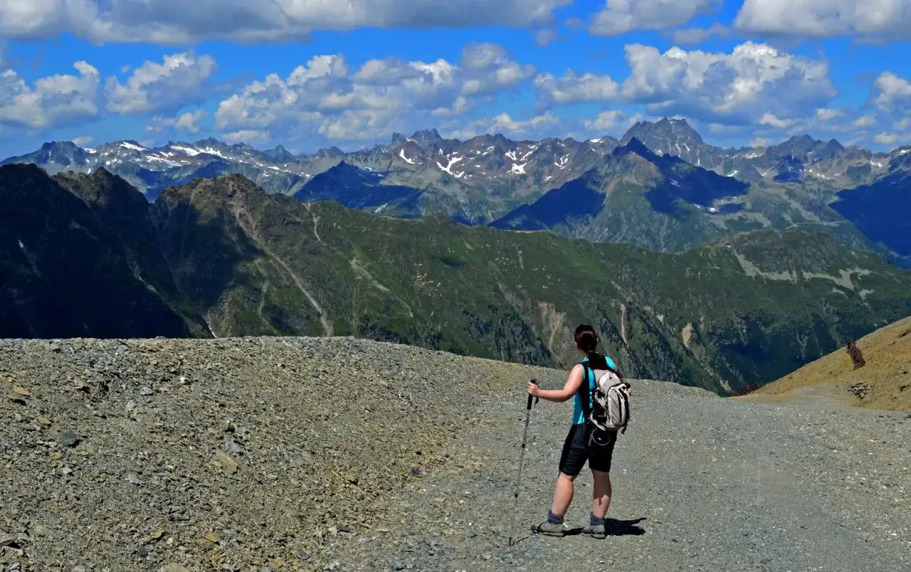 Jak podpora na szlaku górskim może uratować Twoje wędrówki