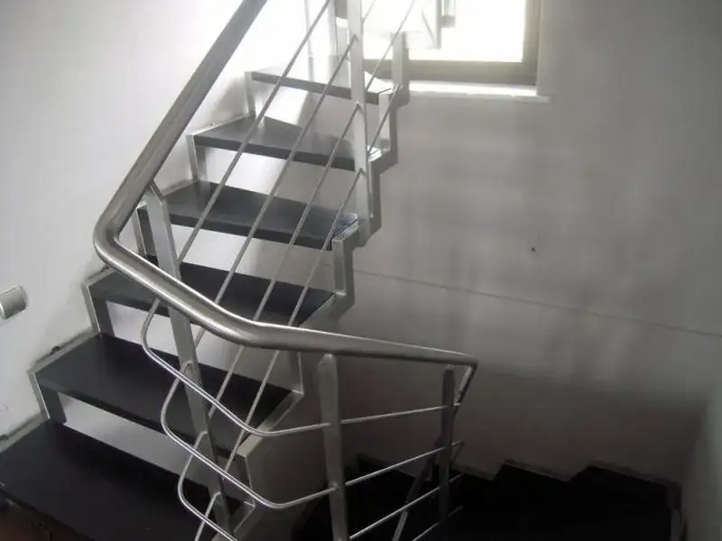 Bezpieczne barierki na schody z kwasówki: trwałość i elegancja