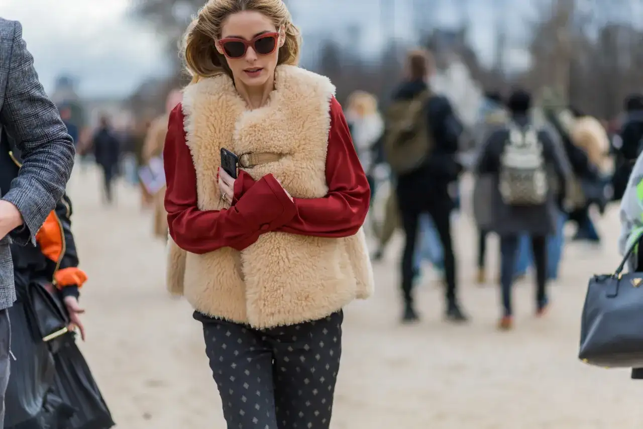 Czy futrzane kamizelki są modne? Oto stylowe pomysły na sezon