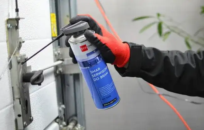 Jaki smar do bramy przesuwnej? Odkryj najlepsze rozwiązania dla trwałości