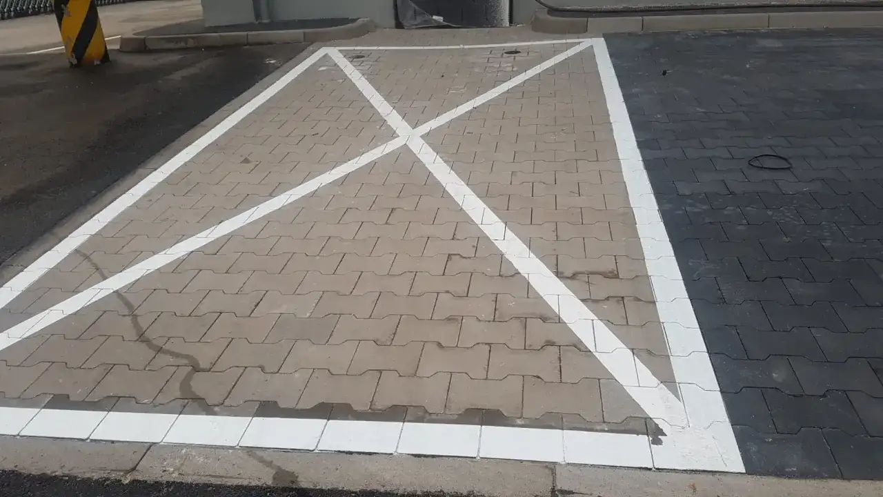 Nowe linie wyznaczają parking z kopertą, czyli miejsce dla osób niepełnosprawnych.