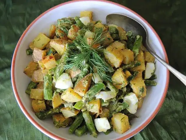 Sałatki na grilla: 3 rewelacyjne przepisy, które zachwycą gości!