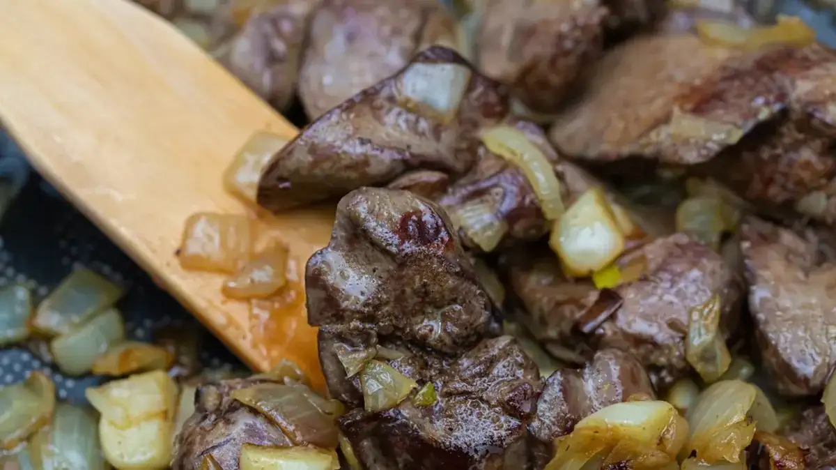 Ile czasu gotować wątróbkę drobiową, aby była soczysta i delikatna?