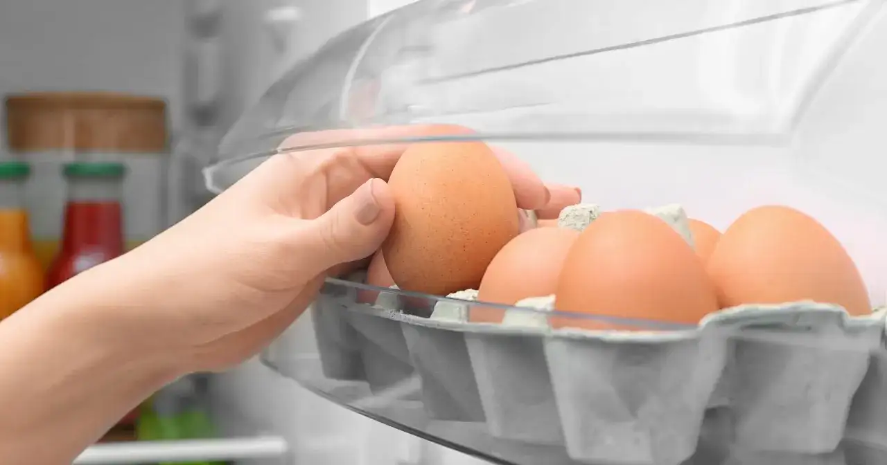 Jajka wiejskie: Do 5 tyg. w lodówce? Poznaj zasady świeżości!