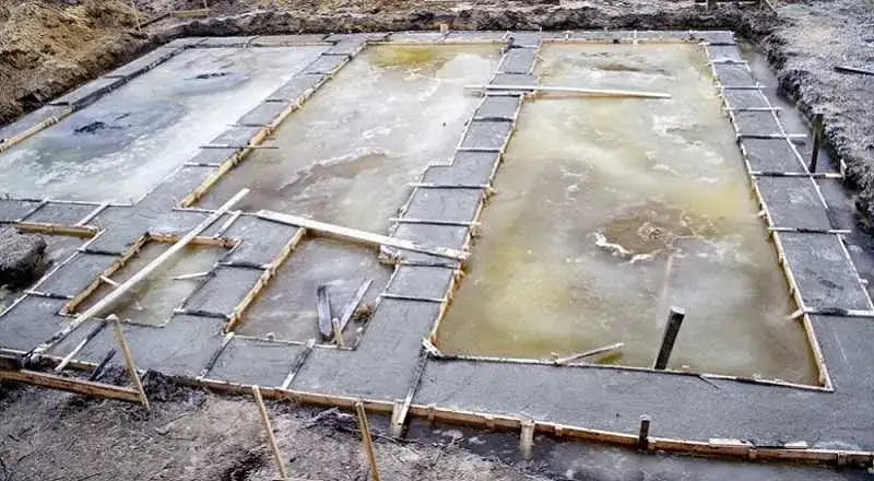 Czy można zostawić odkryte fundamenty na zimę bez ryzyka uszkodzeń?