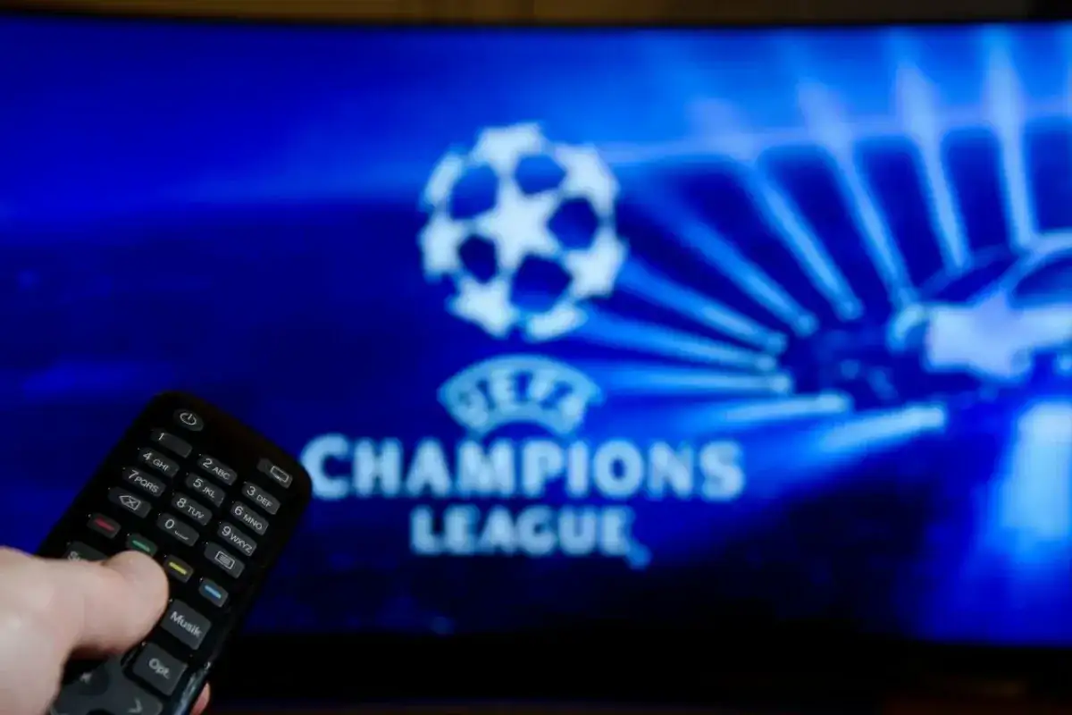 Pilot w dłoni, ekran z logo Ligi Mistrzów. Tak oglądasz Ligę Mistrzów.