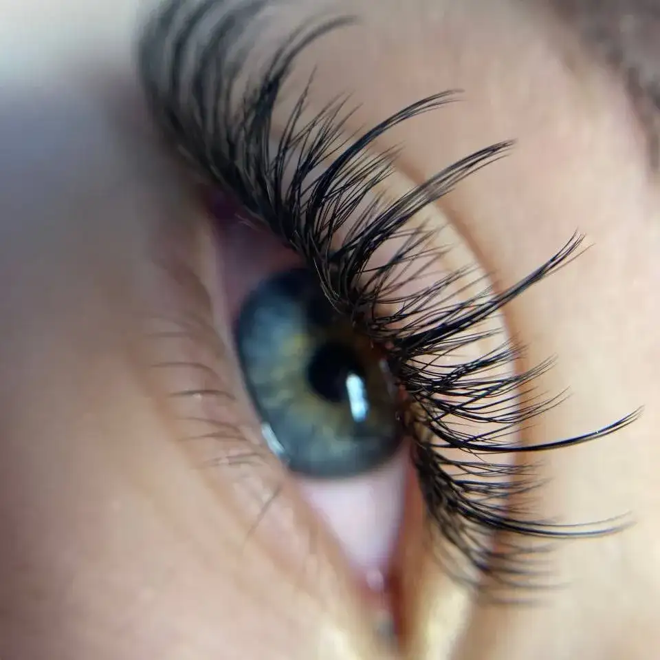 Metody przedłużania rzęs – porównanie, wady, zalety i efekty, które musisz znać