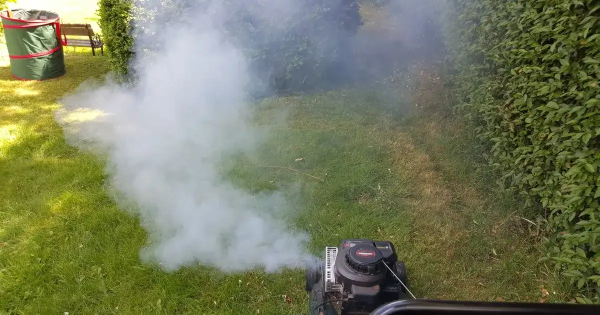 Dlaczego kosiarka dymi na biało? Oto przyczyny i rozwiązania problemu