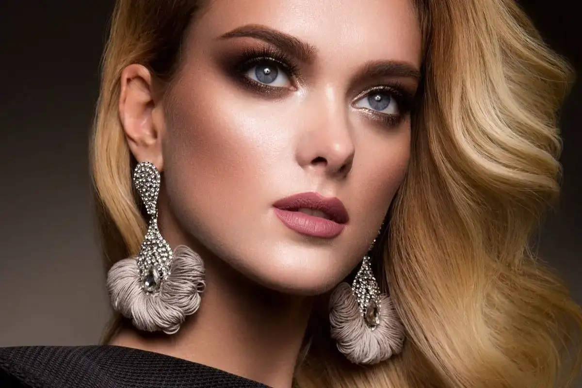 Jakie dodatki do czarnej sukni, które ożywią Twoją stylizację?