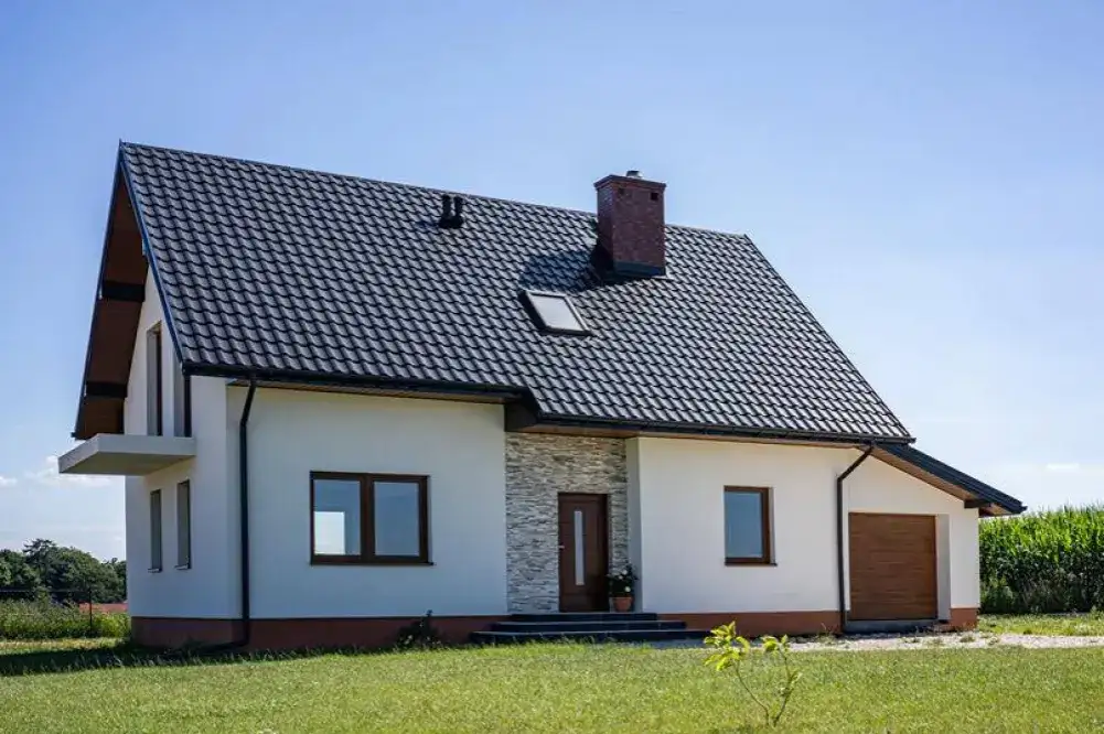 Jak wybrać między dachówką krańcową a okuciem blaszanym na dachu? Porównanie cech, funkcji i zastosowań