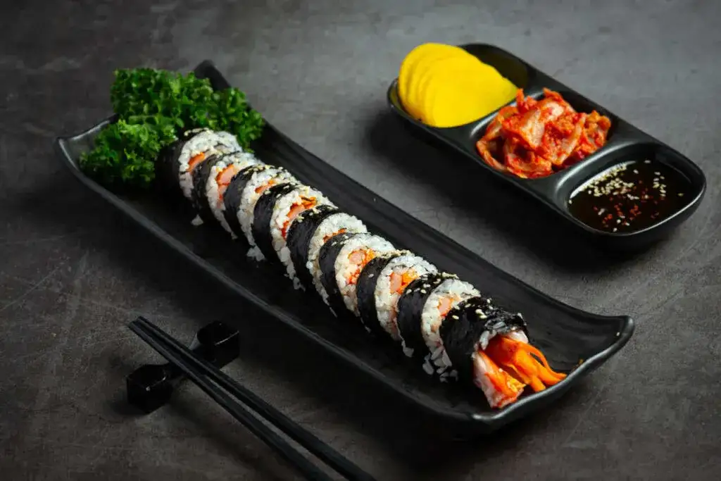 Kimbap a sushi: Kluczowe różnice w ryżu, nadzieniu i smaku