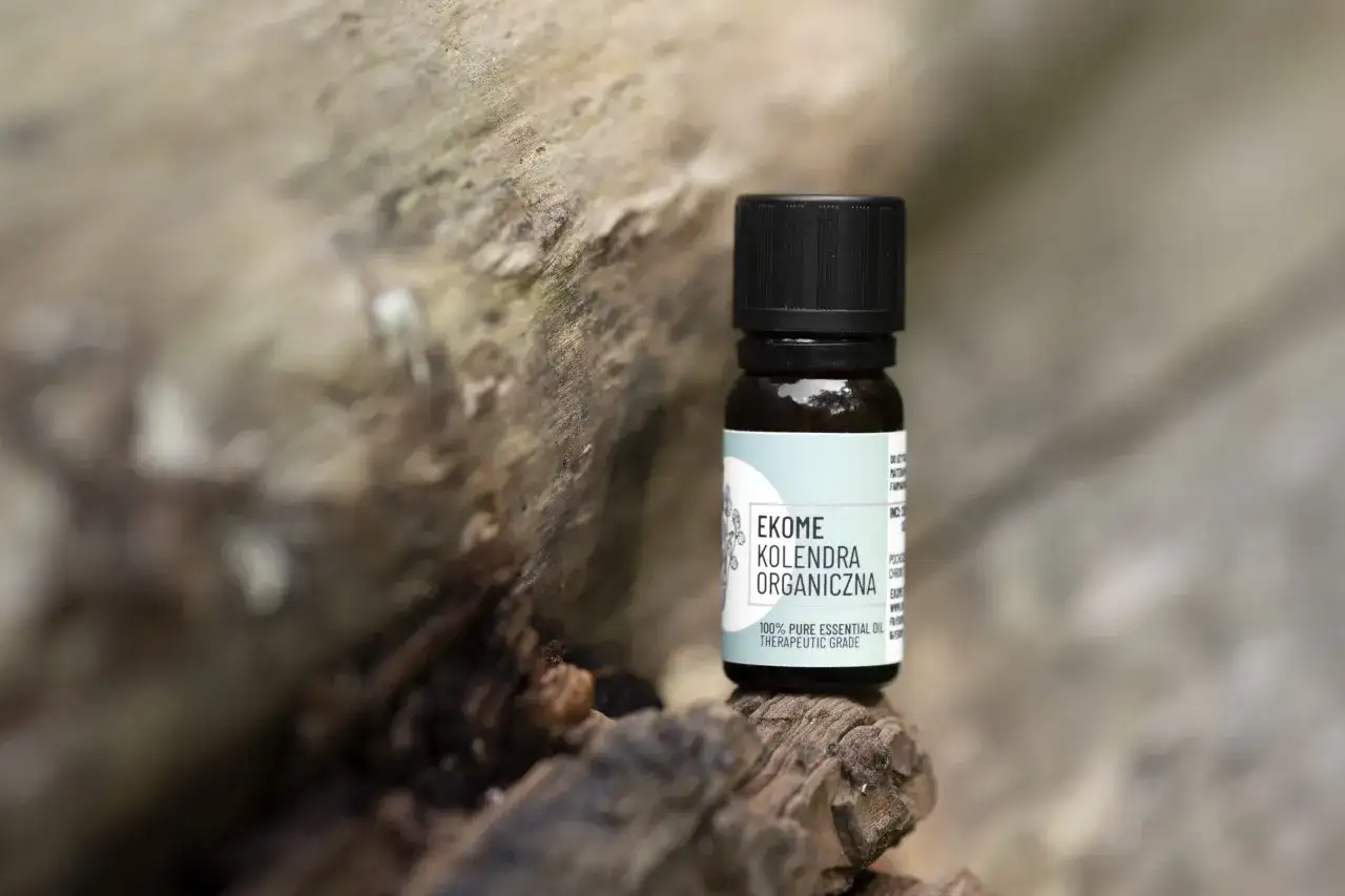 Mała buteleczka z napisem "EKOME KOLENDRA ORGANICZNA". Gdzie kupić olej kolendry siewnej? Oto odpowiedź.