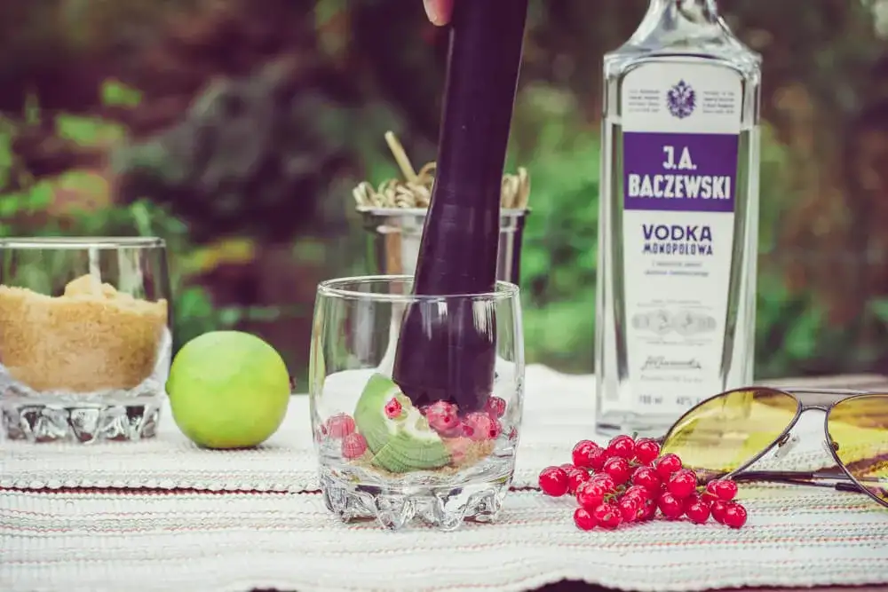 Najlepsze drinki z wódki porzeczkowej, które zaskoczą Twoich gości