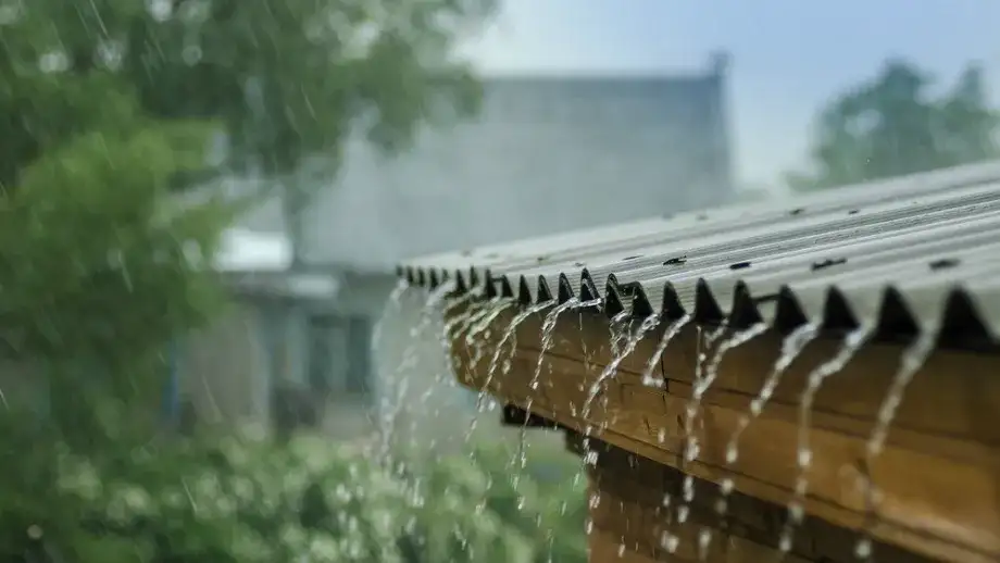 Tanie pokrycie dachu altany - najlepsze materiały i porady montażowe