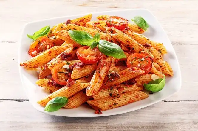 Szybkie dania jednogarnkowe z makaronem penne, które pokochasz