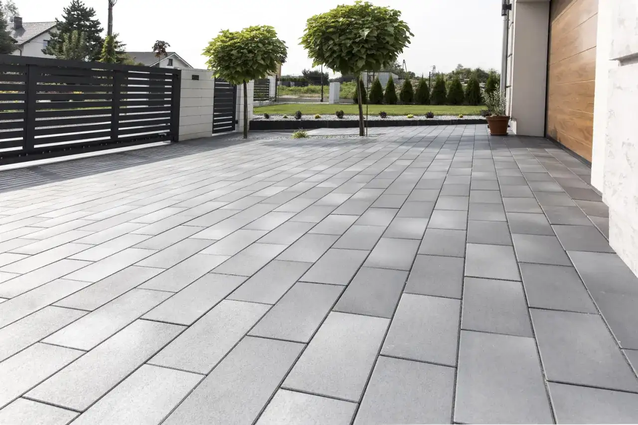 Kostka brukowa Ełk: jak stylowe nawierzchnie ozdabiają Mazury?