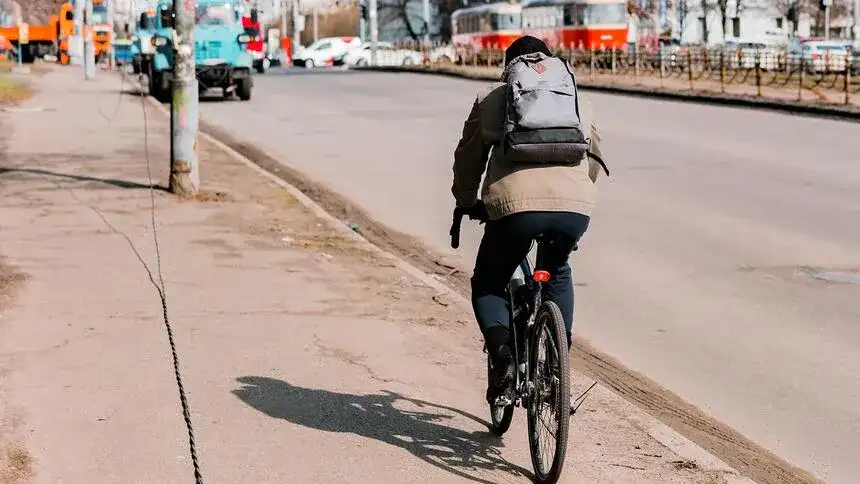 Rowerem po chodniku: kiedy legalnie, a kiedy grozi mandat?
