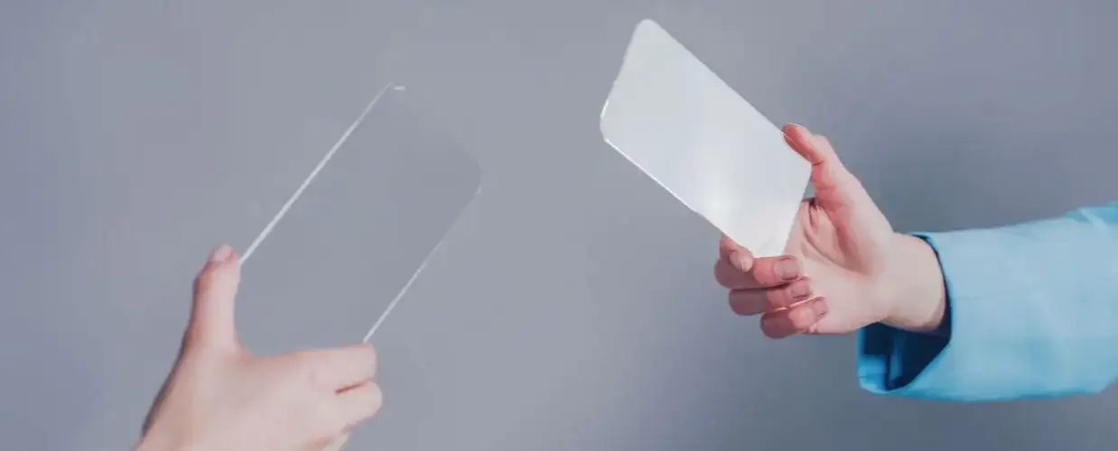 Która opcja lepiej chroni ekran smartfona: folia hydrożelowa czy szkło?