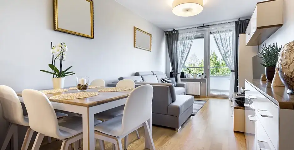 Jak urządzić mały salon ze stołem i uniknąć chaosu w aranżacji