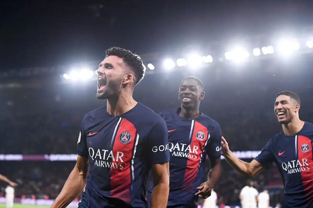 Piłkarze PSG świętują bramkę. Ich radość pokazuje, że są na czele tabeli ligi francuskiej.