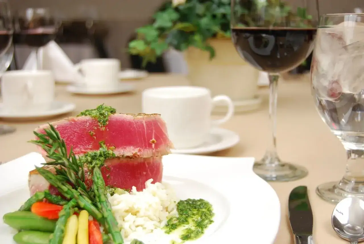 Pomysły na pyszne dania z tuńczyka w sosie własnym, które zaskoczą