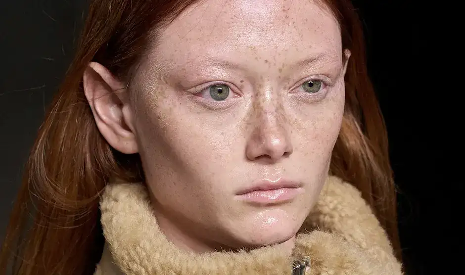 Jaką szminkę do rudych włosów wybrać, by wyglądać olśniewająco?