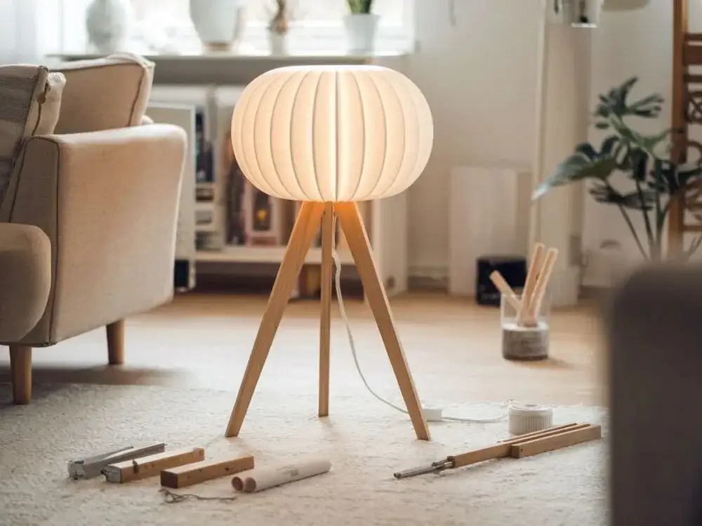 Stwórz unikalną lampę stojącą DIY: proste pomysły i materiały