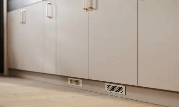 Kratka wentylacyjna do góry czy do dołu – jak uniknąć błędów w montażu?