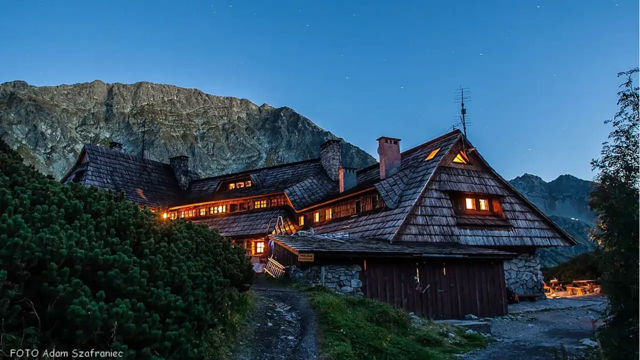 Ile kosztuje nocleg w schronisku górskim? Ceny i porady Natana