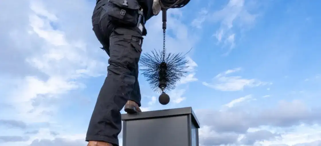 Jak wyczyścić komin bez wchodzenia na dach i uniknąć zagrożeń