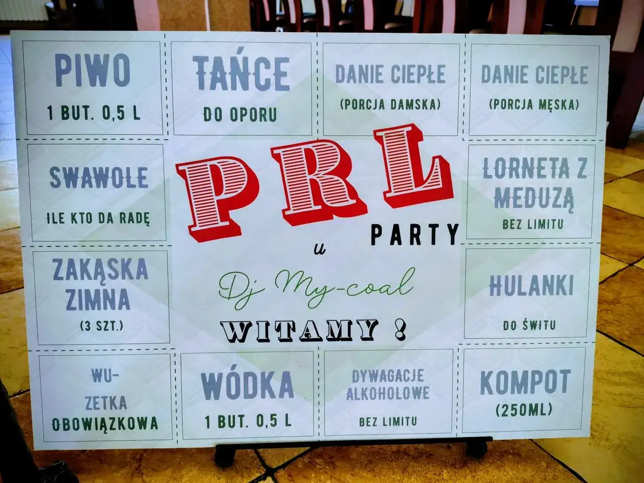 Plakat z napisem "PRL PARTY" i menu: piwo, tańce, dania ciepłe, zakąski, wódka, kompot.