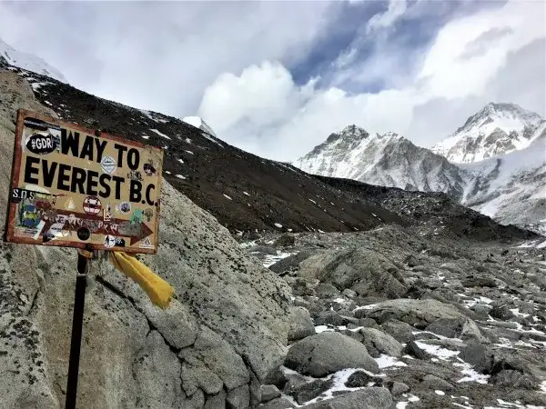 W jakim kraju jest Mount Everest? Planuj trekking w Himalajach!