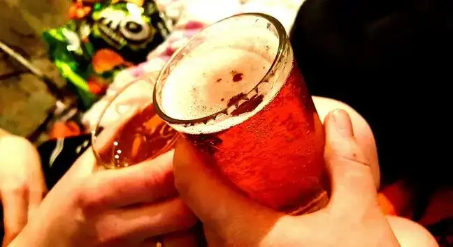 Czy piwo szkodzi na hemoroidy? Poznaj skutki picia alkoholu