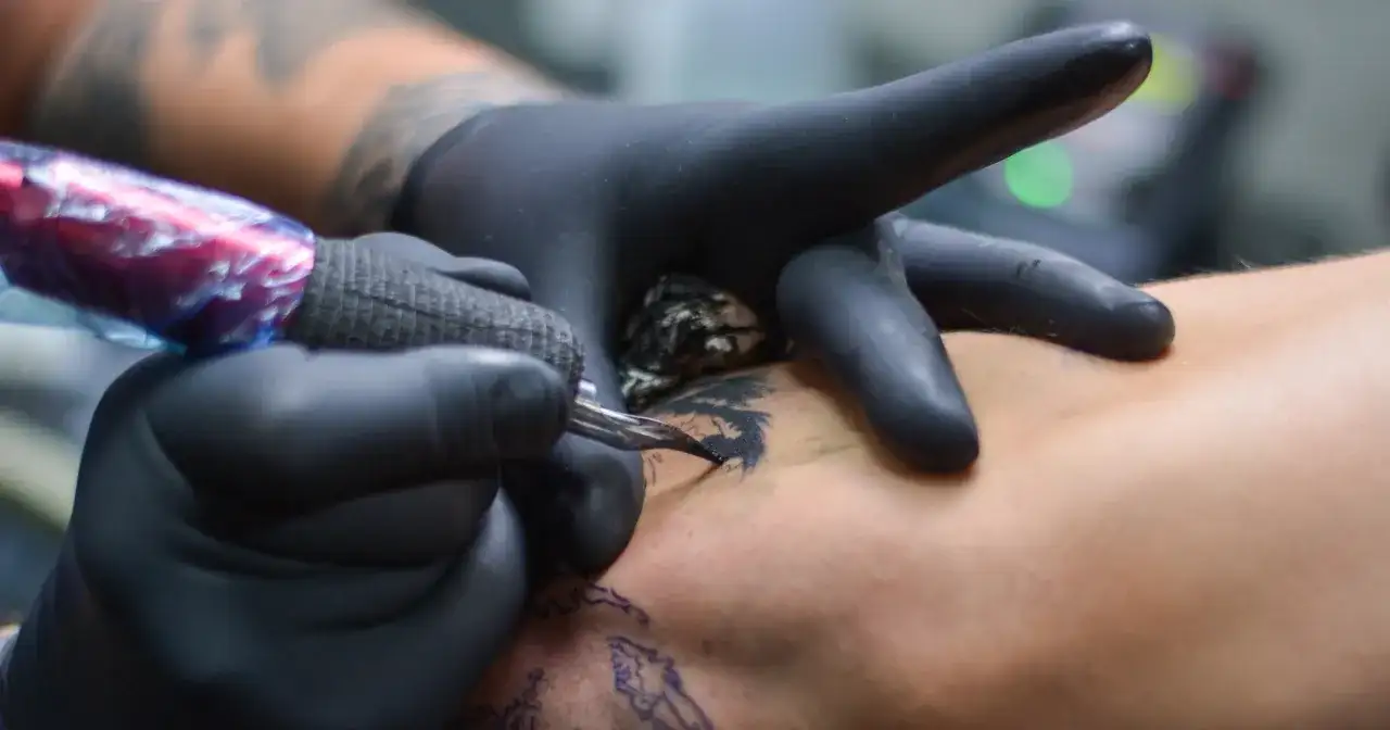 Czy tatuaż jest szkodliwy? Ryzyka, tusze, usuwanie pełny przewodnik