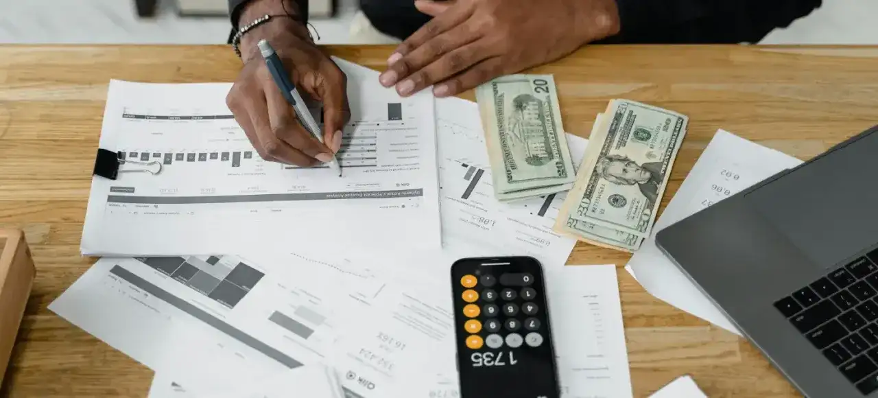 Czy kupno mieszkania od dewelopera trzeba zgłosić do urzędu skarbowego? Ważne informacje dla kupujących